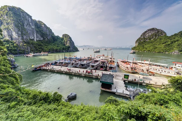 HALONG BAY, VIETNAM - CIRCA AGOSTO 2015: Cruceros en Dau Go island bay, Halong Bay, Vietnam —  Fotos de Stock