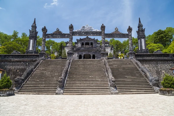 Gran escalera en Imperial tumba de Khai Dinh en Hue, Vietnam — Foto de Stock