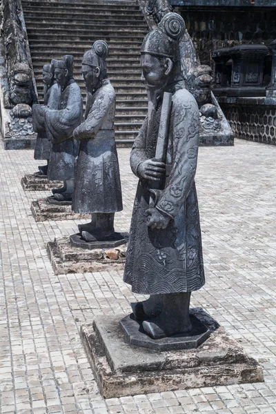 A harcosok szobrai a császári Khai Dinh sír Hue, Vietnam — Stock Fotó