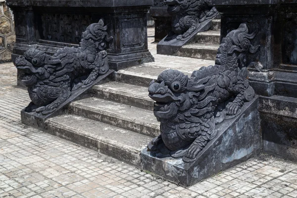 Лестницы и драконы в гробнице Империал Кхай Динь в Хюэ, Вьетнам — стоковое фото