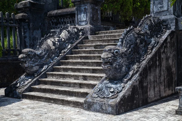 Escaleras y dragones en la tumba Imperial Khai Dinh en Hue, Vietnam — Foto de Stock