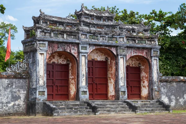 Puerta de la Tumba Imperial Minh Mang en Hue, Vietnam — Foto de Stock