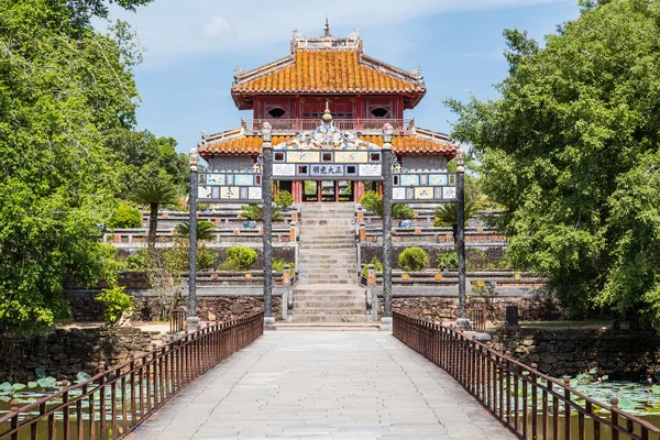 Вид на ворота и монумент в гробнице Фал Минь Манга в Хюэ — стоковое фото