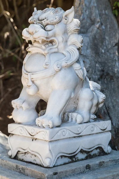 Статуя льва азиатского стиля, Мраморные горы, Вьетнам — стоковое фото
