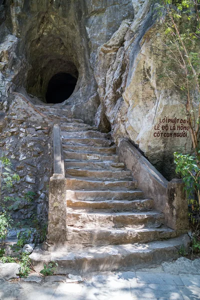 Entrada para a caverna Van Thong, montanhas de mármore, Vietnã — Fotografia de Stock