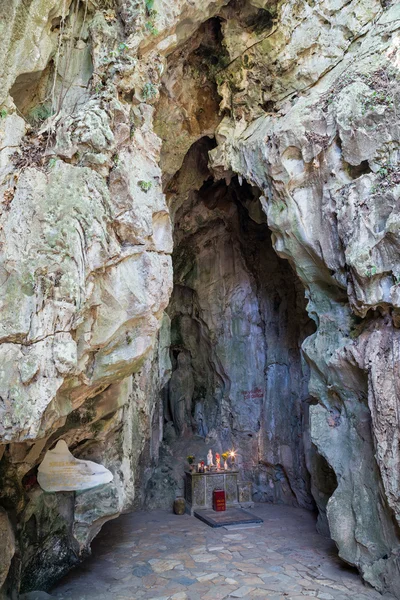 Hoa Nghiem Cueva con altar, Mármol montañas, Vietnam —  Fotos de Stock