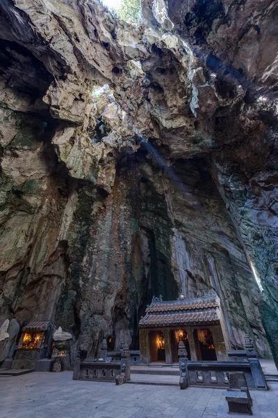 Caverna Huyen Khong com santuários, montanhas de mármore, Vietnã — Fotografia de Stock