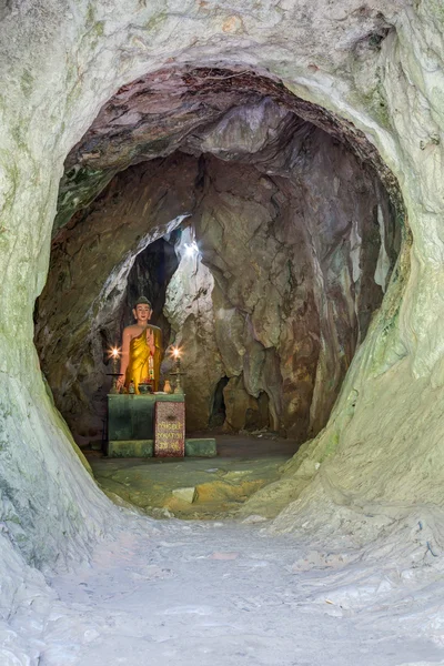 Cueva Van Thong con altar y Buda, Montañas de mármol, Vietnam —  Fotos de Stock