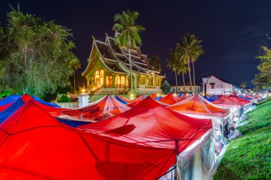Çadır gece Pazarı'na ve Luang Prabang, Laos Kraliyet Sarayı