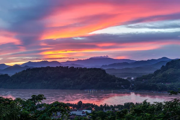 Tramonto sul fiume Mekong, Monte Phousi, Luang Prabang, Laos — Foto Stock