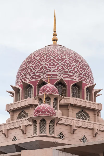 Купол мечети Путра в Путраджае — стоковое фото