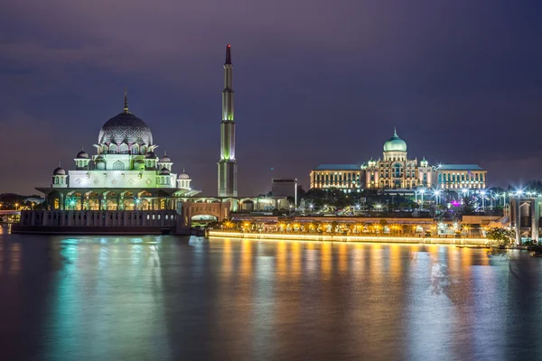 Mešita Putra a Perdana Putra v Putrajaya v noci — Stock fotografie