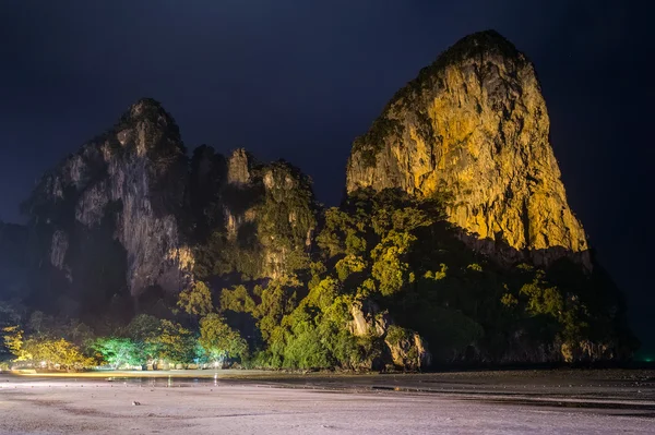 Kalksteinklippen des Eisenbahnstrandes bei Nacht in Krabi, Thailand — Stockfoto