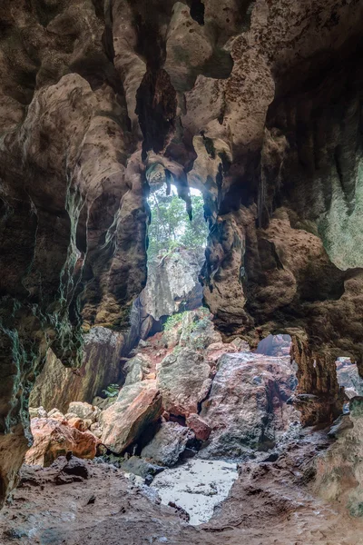 Caverna perto de Railay Beach em Krabi, Tailândia — Fotografia de Stock