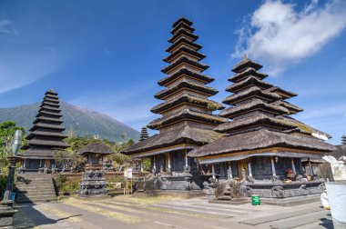 Ahşap pagoda çatılar Pura Besakih Balinese Tapınağı