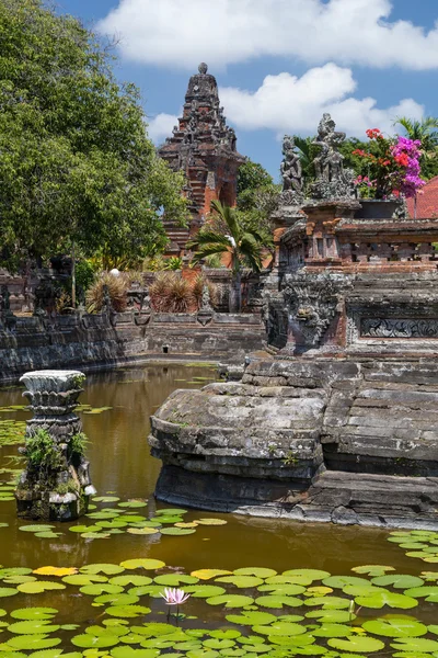 Rybník v Klungkung paláci, Semarapura — Stock fotografie