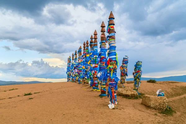 Hedniska Buryat Pole Totems på ön Olkhon, Bajkalsjön — Stockfoto