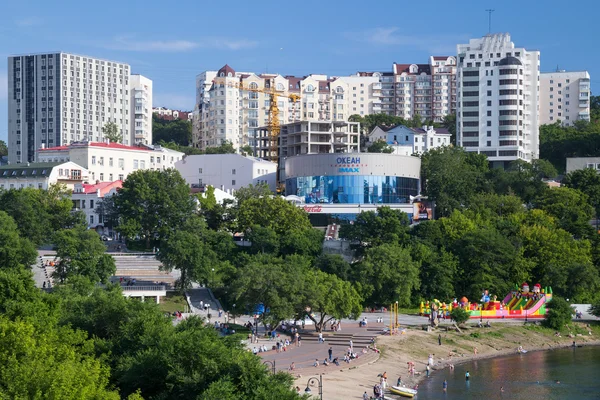 Vladivostok, Ryssland - ca augusti 2015: Panorama av Seawalk (Naberezhnaya) i mitten av Vladivostok, Ryssland — Stockfoto