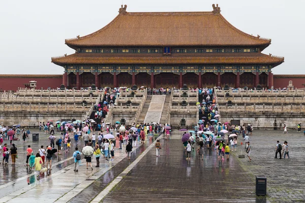 Пекин, Китай - около сентября 2015 года: Туристы в Запретном дворце в дождливый день, Пекин, Китай — стоковое фото