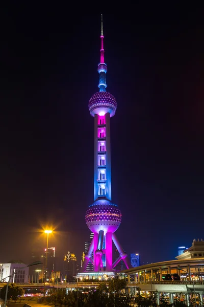 Shanghai, China - circa September 2015: Oriental Pearl Tower, Shanghai bij nacht — Stockfoto