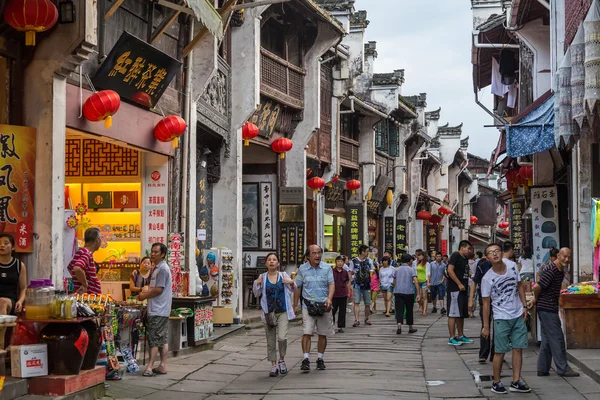 Huangshan Tunxi City, China - circa septiembre 2015: Calles de la ciudad vieja Huangshan en China con arquitectura oriental — Foto de Stock