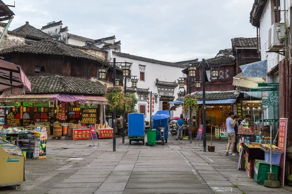 Huangshan Tunxi City, Cina - circa settembre 2015: Mercato cittadino e negozi del centro storico Huangshan in Cina con architettura orientale — Foto Stock