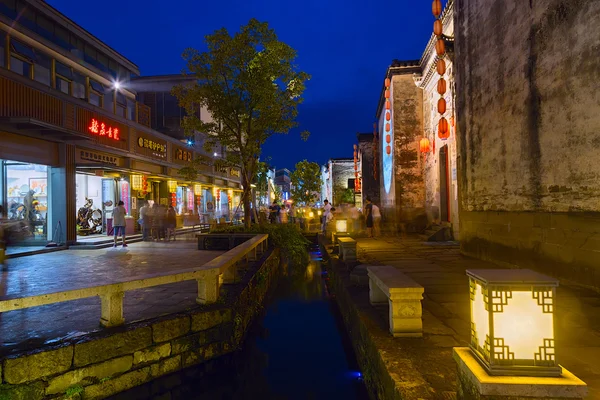 Huangshan Tunxi City, China - por volta de setembro de 2015: Ruas da Cidade Velha Huangshan à noite — Fotografia de Stock