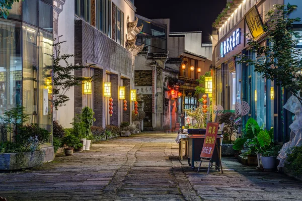Huangshan Tunxi City, Cina - circa settembre 2015: Strade del centro storico Huangshan di notte — Foto Stock
