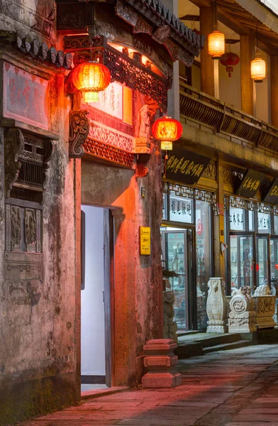 Хуаншань Туньси, Китай - около сентября 2015 года: Дверной портал с восточными азиатскими фонарями в Старом городе Хуаншань ночью — стоковое фото