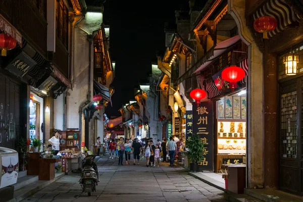 Huangshan Tunxi City, Cina - circa settembre 2015: Strade e negozi della Città Vecchia Huangshan di notte — Foto Stock