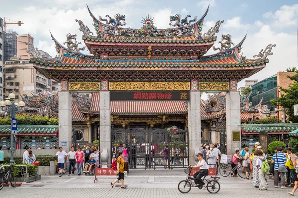 Тайбэй, Тайвань - около сентября 2015 года: Ворота в буддийский храм Луншань в городе Тайбэй, Тайвань — стоковое фото