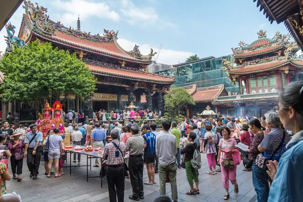 Taipei, Taiwan - circa settembre 2015: La gente prega nel tempio buddista Longshan nella città di Taipei, Taiwan — Foto Stock