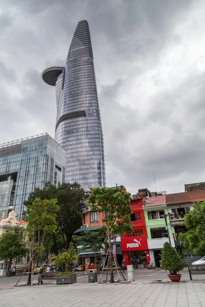 Хо Ши Мин, Вьетнам - около сентября 2015 года: Финансовая башня Bitexco с Сайгоном Скайдеком в Хошимине, Вьетнам — стоковое фото