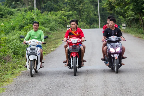 Luang Prabang, Laos - por volta de agosto de 2015: Meninos dirigindo motocicletas fora de Luang Prabang, Laos — Fotografia de Stock