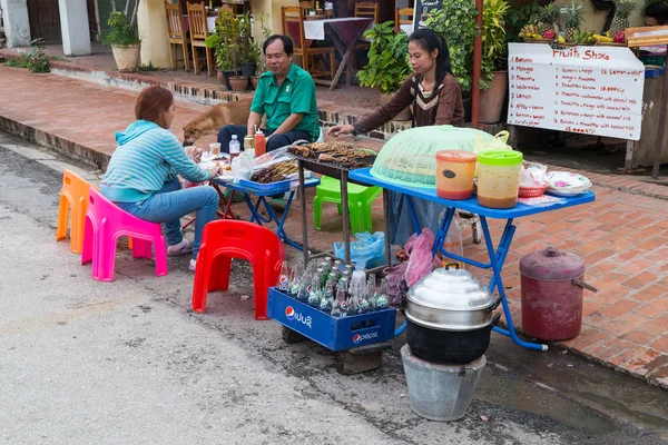 Luang Prabang, Laos - circa August 2015: Roadside restaurant serving food in Luang Prabang,  Laos — Stockfoto