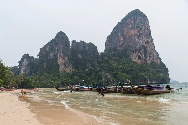 Krabi, Tailandia - circa septiembre 2015: Barcos y acantilados de piedra caliza de Railay Beach en Krabi, Tailandia —  Fotos de Stock