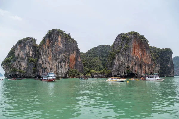 Phuket, Tailandia - circa septiembre 2015: Islas y acantilados de piedra caliza del Mar de Andamán, Bahía de Phang Nga, Tailandia —  Fotos de Stock
