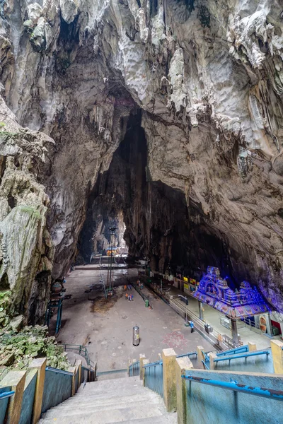 Kuala Lumpur, Malásia - cerca de setembro de 2015: caverna principal no complexo Batu Caves, Kuala Lumpur, Malásia — Fotografia de Stock
