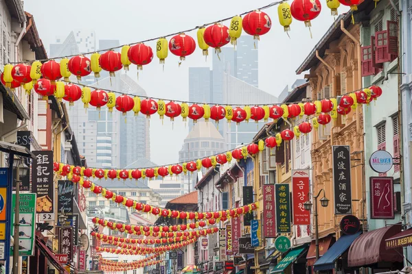 SINGAPORE, SINGAPORE - CIRCA SEPTEMBER 2015: Oriental lanterns in Chinatown of  Singapore — Stok fotoğraf
