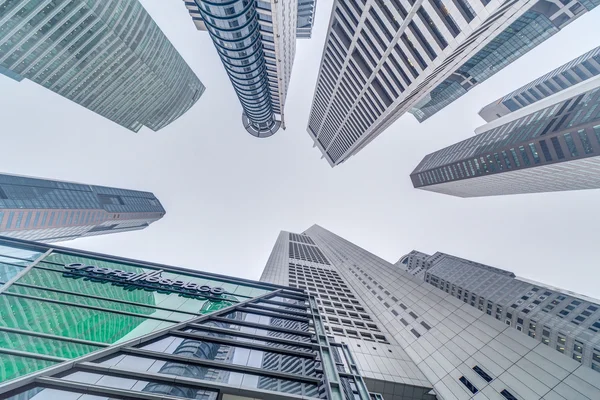 SINGAPORE, SINGAPORE - CIRCA SEPTEMBER 2015: Skyscraper towers at Raffles Place in Singapore Financial  Centre — Stok fotoğraf