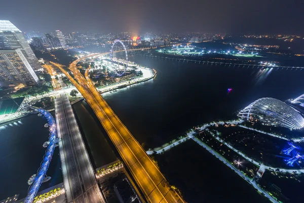 SINGAPOUR, SINGAPOUR - CIRCA SEPTEMBRE 2015 : Panorama de Marina Bay de Singapour depuis l'observatoire situé au sommet de l'hôtel Marina Bay Sands avec une Formule 1 visible — Photo