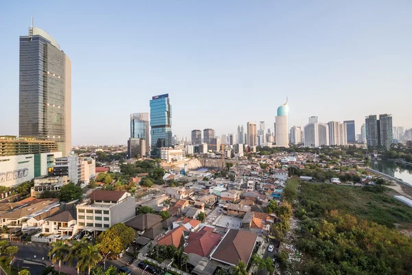 Jakarta, Indonesia - circa October 2015: Slums and skyscrapers of Jakarta, city of  contrasts — Stock Fotó