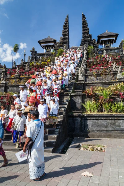 Village of Besakih, Bali/Indonesia - circa October 2015: People are returning from praying in Pura Besakih  temple — Stok fotoğraf