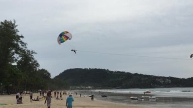 Patong, Tayland - Eylül 2015 yaklaşık: Patong beach, Phuket, Tayland, insanlar yamaç paraşütü