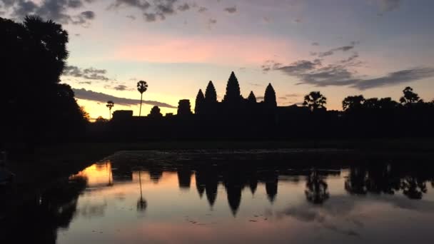Siem Reap, Καμπότζη - περίπου Αύγουστος 2015: Time-lapse βίντεο της Ανατολή του ηλίου στο Angkor Wat — Αρχείο Βίντεο