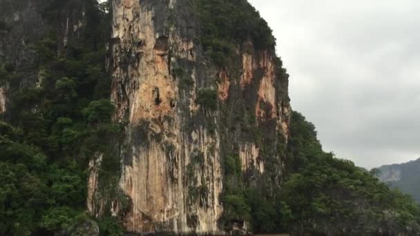 Krabi, Thailand - circa September 2015: kalkrotsen van Railay Beach in Krabi, Thailand — Stockvideo