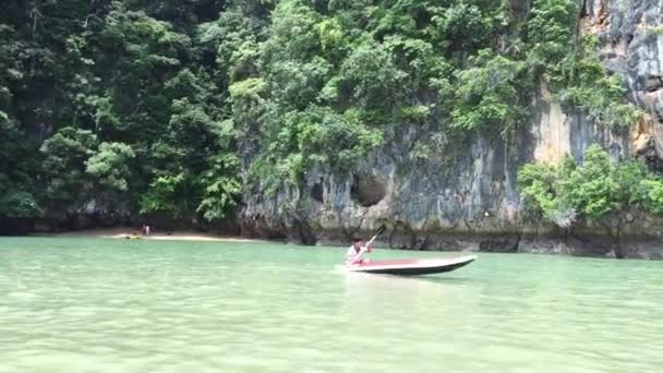 PHANG NGA BAY, THAILANDIA - CIRCA SETTEMBRE 2015: Tour turistici in kayak nella baia di Phang Nga del mare delle Andamane, Thailandia — Video Stock