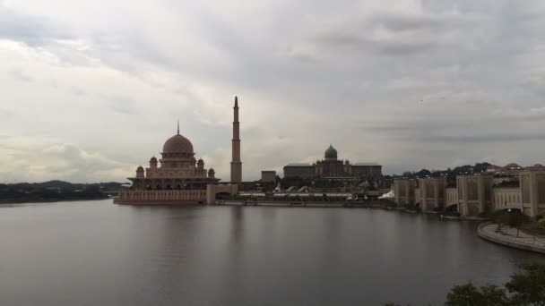 Mezquita Putra, Perdana Putra y Putra Puente en Putrajaya al atardecer, video time lapse — Vídeo de stock