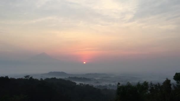 Setumbu Hill, azzal a céllal, Borobudur és Merapi napkelte — Stock videók