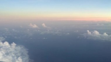 ivolginskivista del tramonto dalla finestra di aeroplano